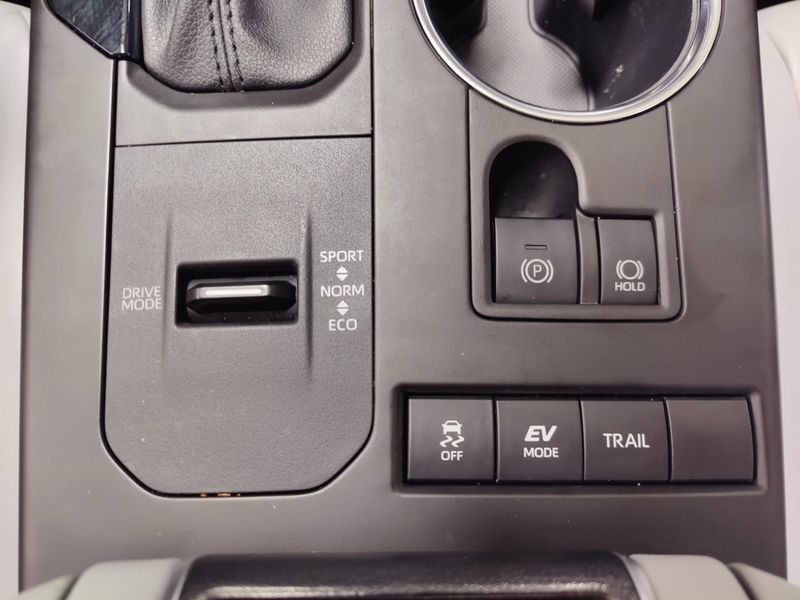 2021 Toyota Highlander Hybrid XLE AWD w/Sunroof/NavImage 26