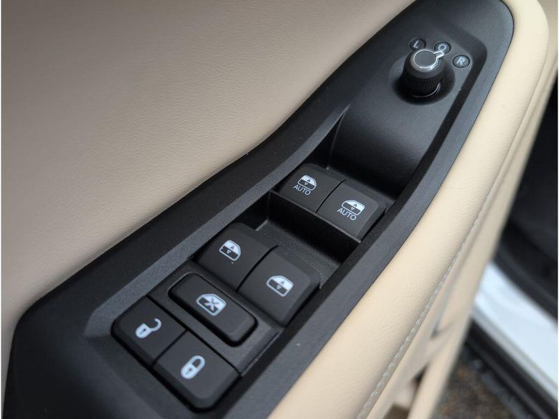 New 2026 Jeep Grand Cherokee Limited 4x2Image 12