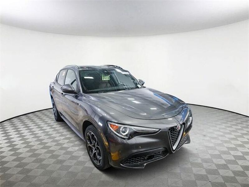 2022 Alfa Romeo Stelvio TiImage 2