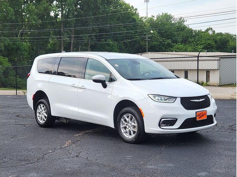 Used 2023 Chrysler Pacifica Touring L