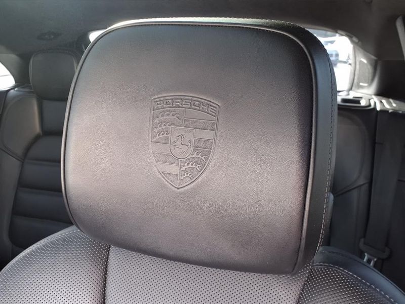 2018 Porsche Macan TurboImage 18