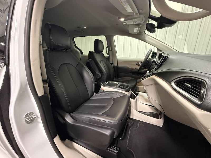 Used 2024 Chrysler Pacifica Touring LImage 10