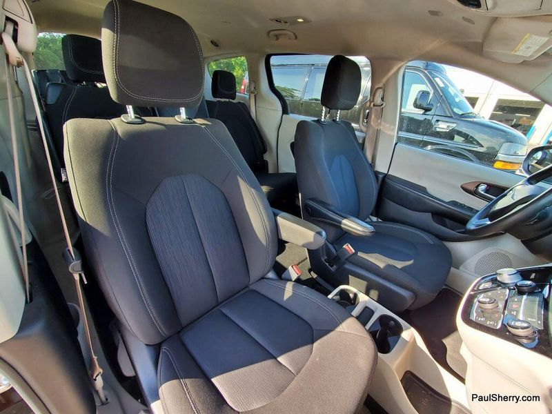 Used 2023 Chrysler Voyager LXImage 3
