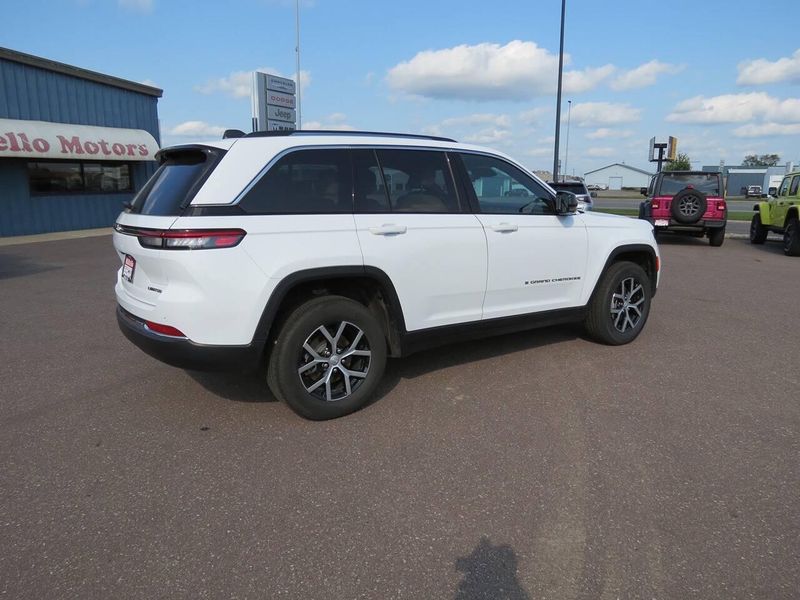 Used 2024 Jeep Grand Cherokee Limited 4x4 4dr SUVImage 5
