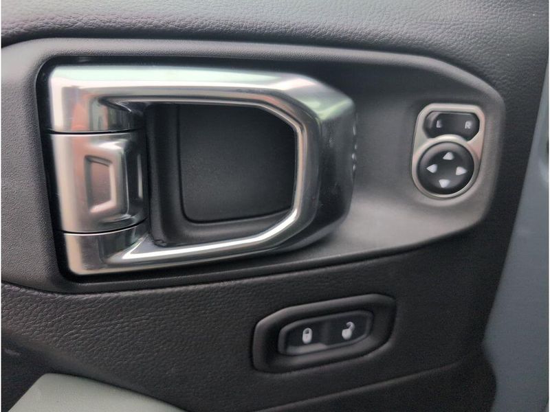 New 2025 Jeep Gladiator Mojave 4x4Image 13