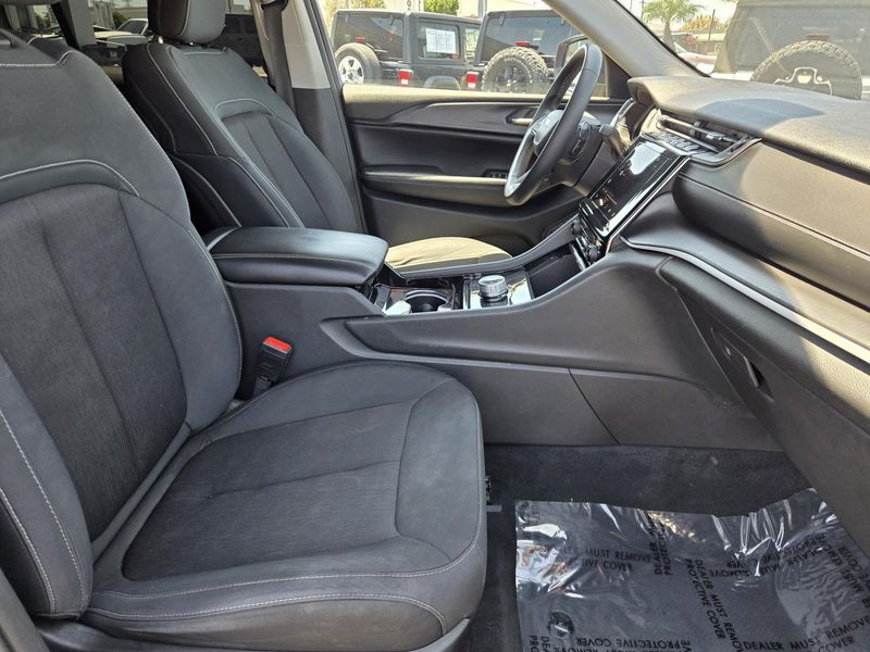 Used 2023 Jeep Grand Cherokee Laredo 4x2