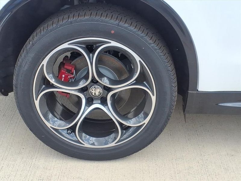 New 2025 Alfa Romeo Stelvio AwdImage 6