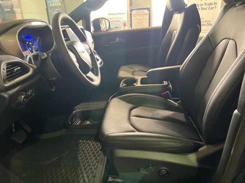 2025 Chrysler Pacifica SelectImage 8
