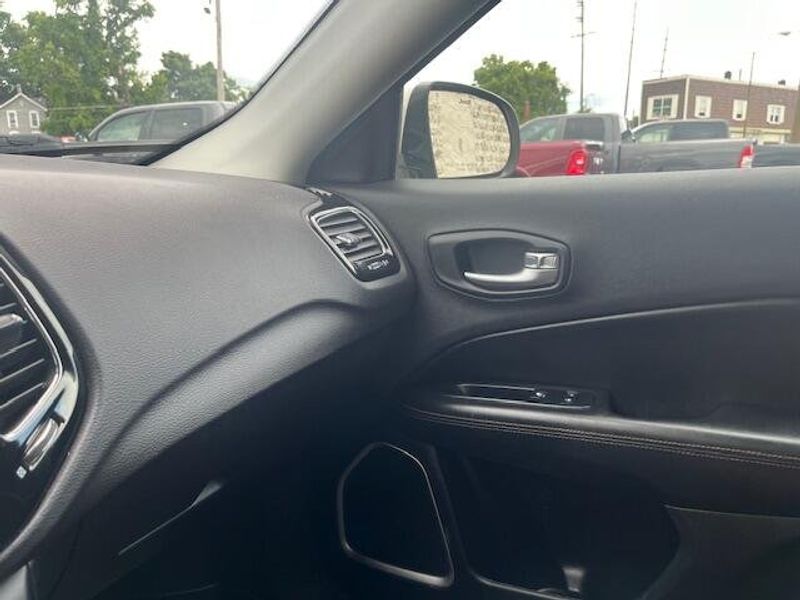 Used 2018 Jeep Compass Image 9