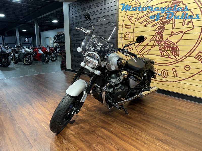 2024 Royal Enfield Super Meteor in a Intersteller Grey exterior color. Motorcycles of Dulles 571.934.4450 motorcyclesofdulles.com 