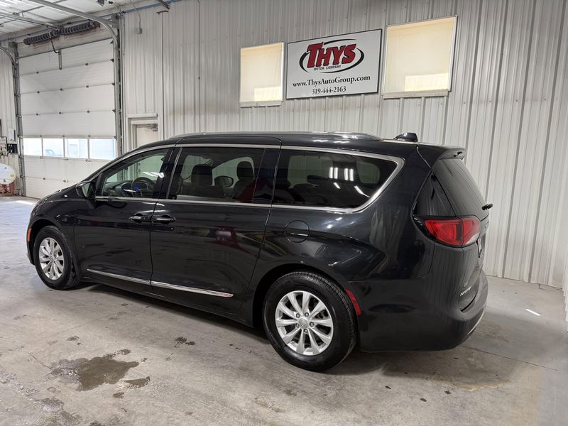 Used 2018 Chrysler Pacifica Touring LImage 12