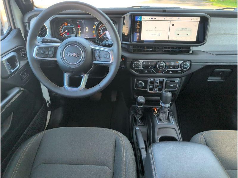 Used 2025 Jeep Wrangler SaharaImage 32