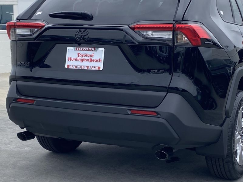 2025 Toyota RAV4 XLEImage 4