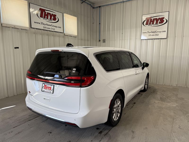 Used 2024 Chrysler Pacifica Touring LImage 3
