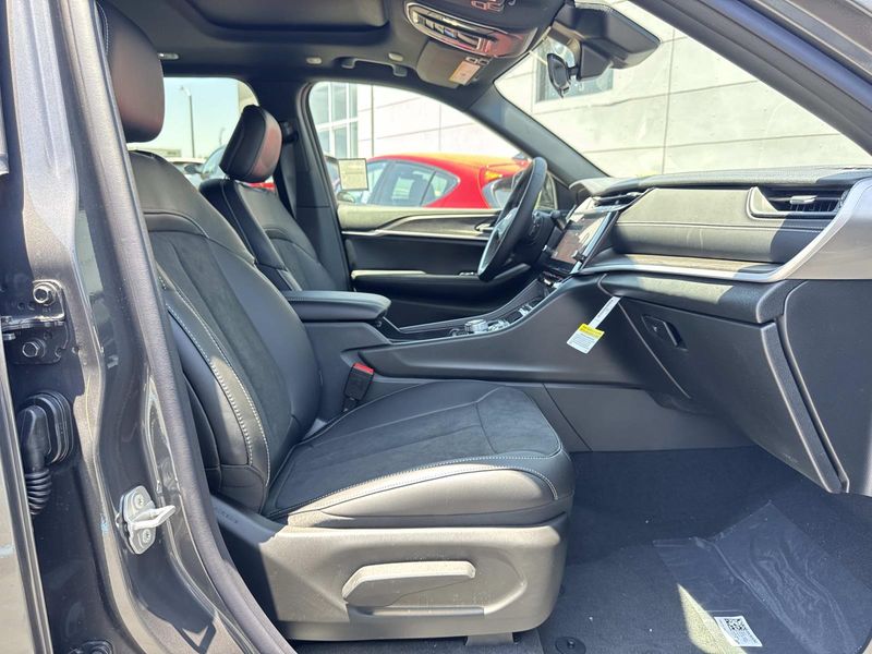 New 2026 Jeep Grand Cherokee Laredo Altitude 4x2
