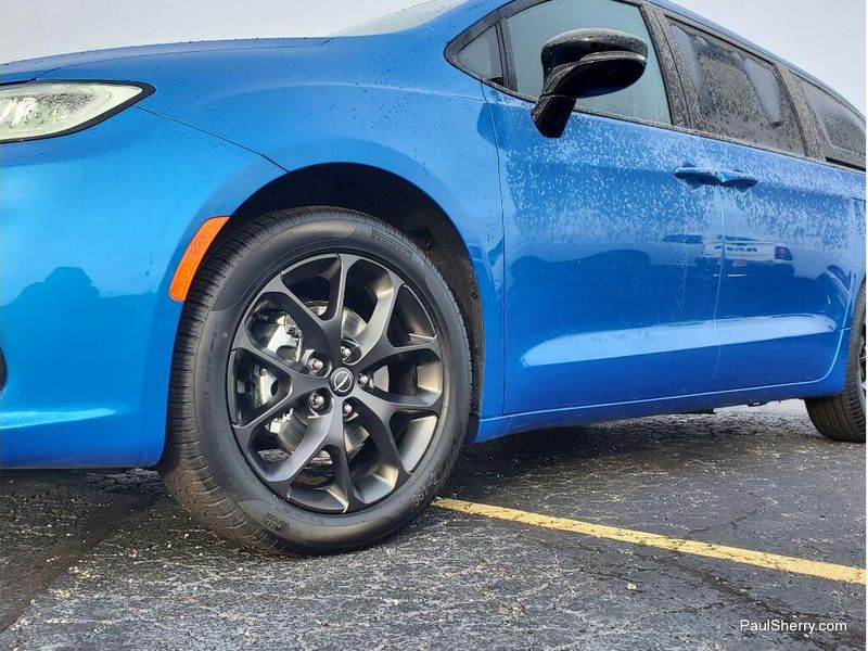 New 2026 Chrysler Pacifica Select