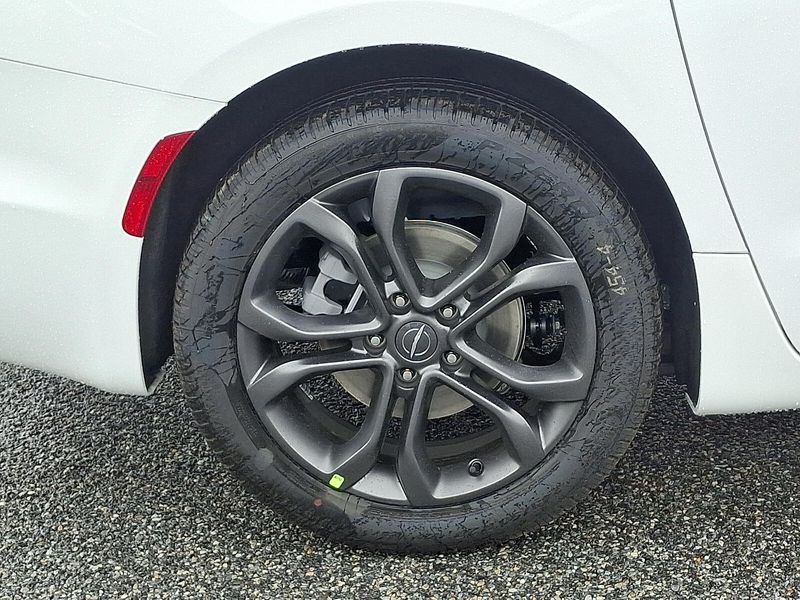 2026 Chrysler Pacifica photo 4