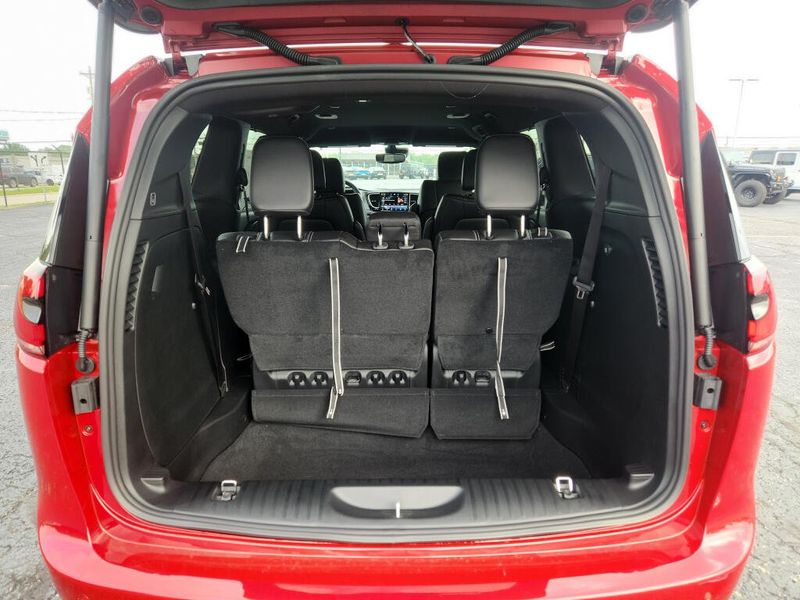 New 2027 Chrysler Pacifica Select