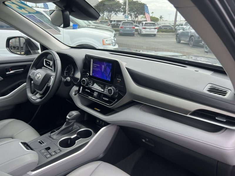 Used 2023 Toyota Highlander LImage 31