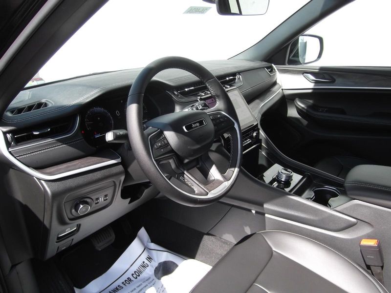 2025 Jeep Grand Cherokee Limited photo 9
