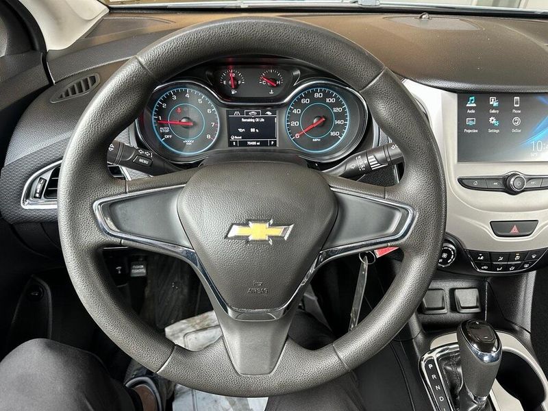 2018 Chevrolet Cruze LSImage 2