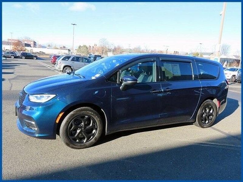 2023 Chrysler Pacifica Hybrid Touring LImage 1