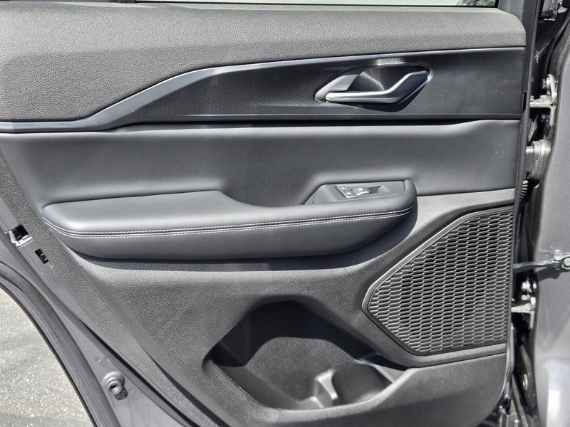New 2026 Jeep Grand Cherokee Laredo 4x2