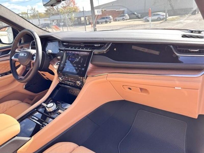 New 2025 Jeep Grand Cherokee Summit Reserve 4x4Image 12