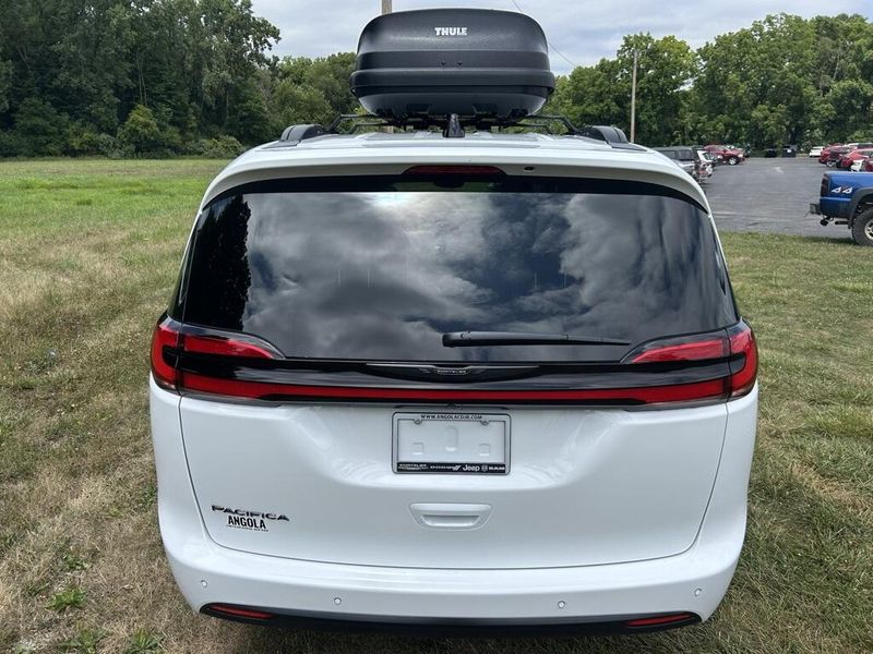 2025 Chrysler Pacifica photo 4