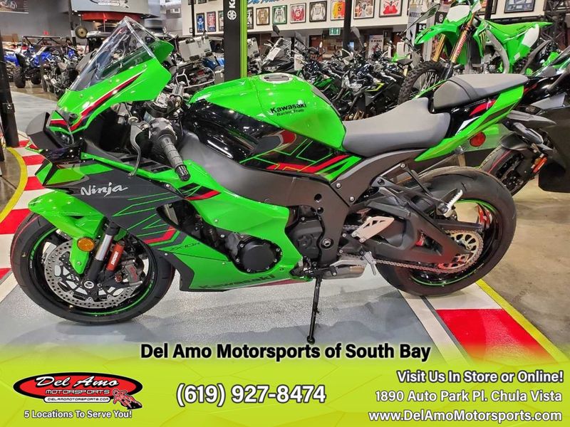 2024 Kawasaki ZX1002LRFAL-GN1  in a LIME GREEN/EBONY exterior color. Del Amo Motorsports of South Bay (619) 547-1937 delamomotorsports.com 