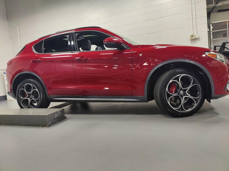 2022 Alfa Romeo Stelvio Ti Premium AWD w/Sunroof/NavImage 3