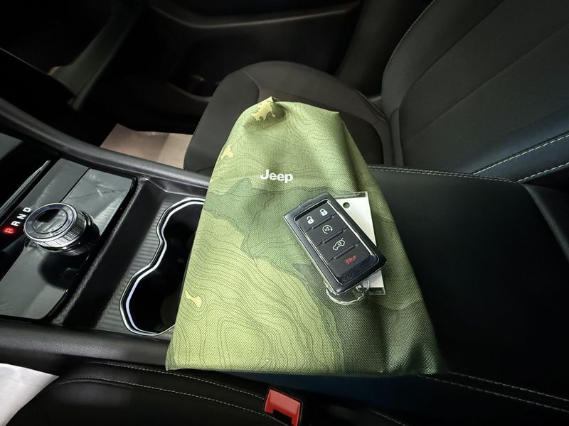 Used 2024 Jeep Grand Cherokee Laredo XImage 27