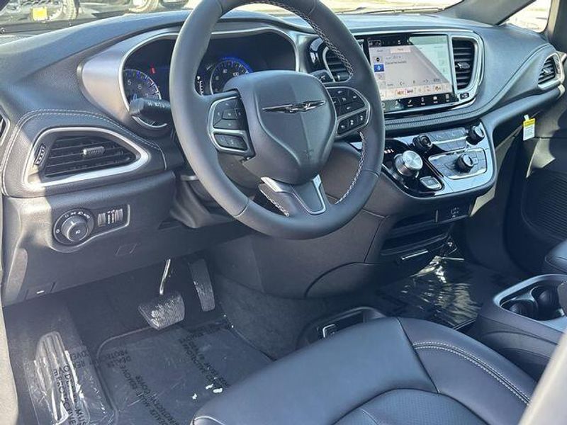 New 2026 Chrysler Pacifica SelectImage 15