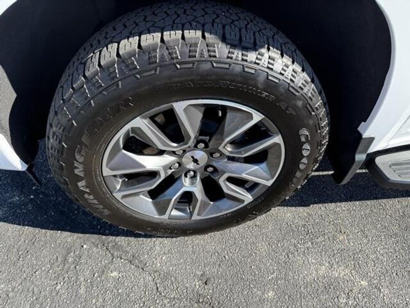 2025 Chevrolet Silverado 1500 RST photo 2