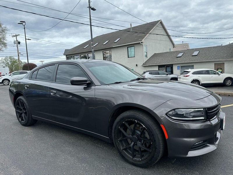 2016 Dodge Charger SXTImage 1