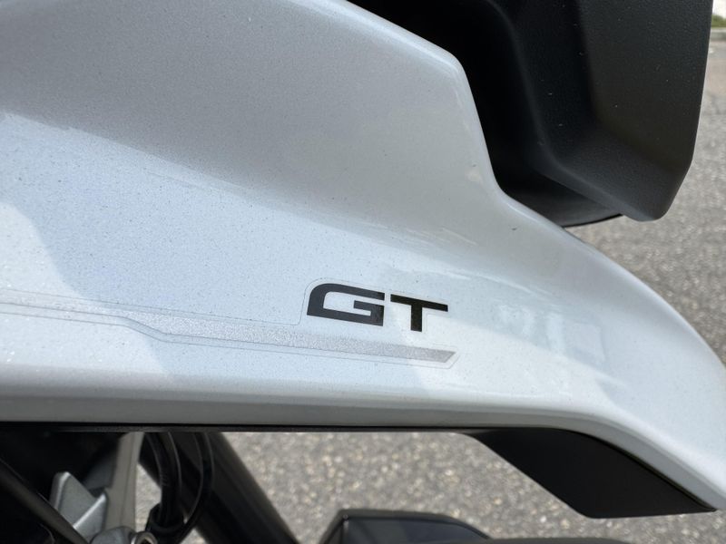 2024 Triumph Tiger 900 GT Snowdonia White / Sapphire Black 