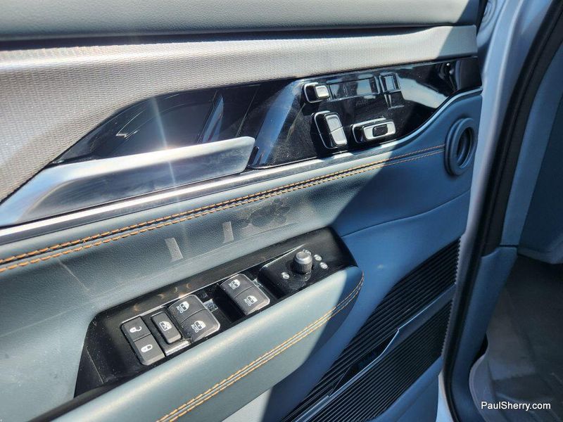 2023 Jeep Grand Wagoneer L II photo 26