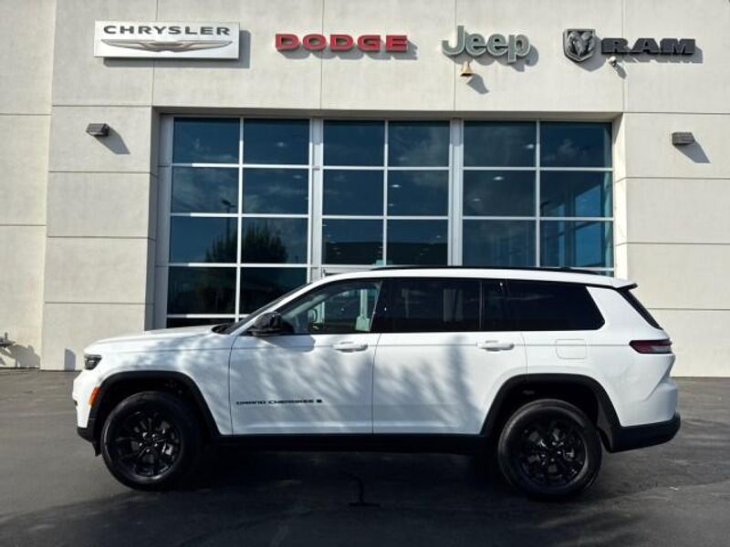 2025 Jeep Grand Cherokee Laredo Altitude photo 2