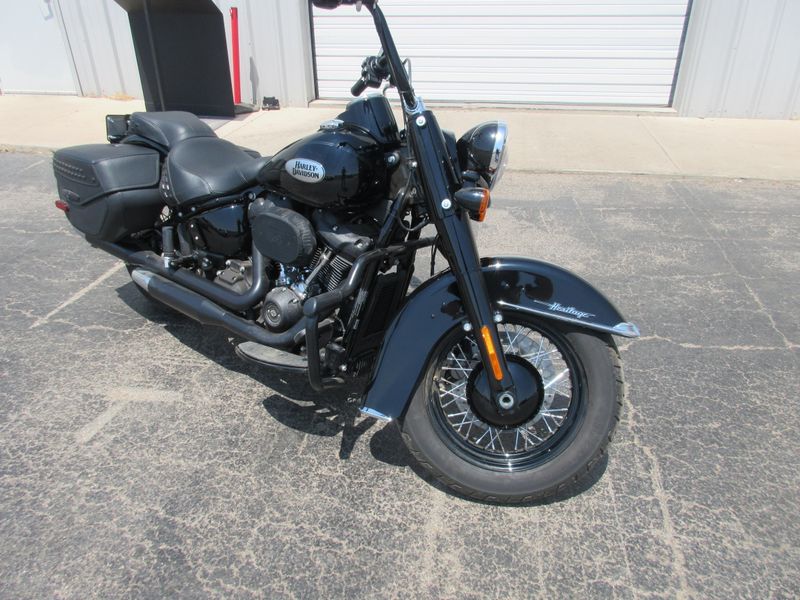 USED 2023 HARLEY SOFTAIL HERITAGE SOFTAIL CLASSIC 114 Image 1