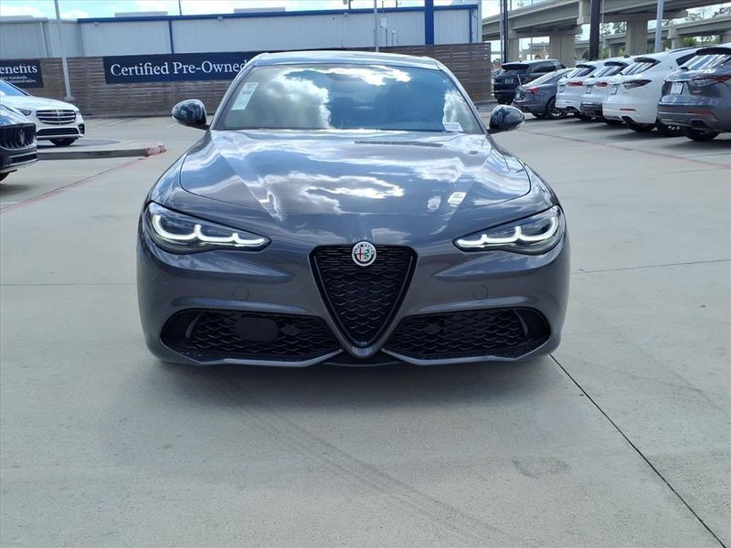 New 2025 Alfa Romeo Giulia AwdImage 4