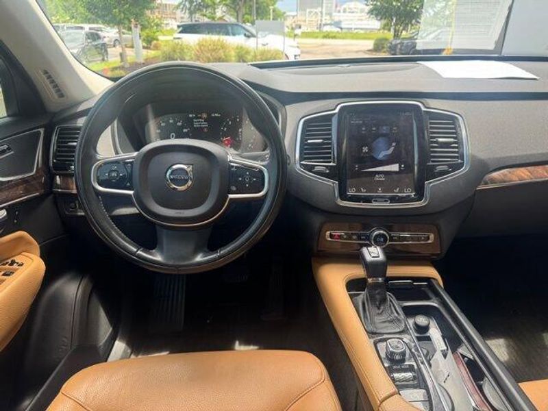 2016 Volvo XC90 T6 Momentum