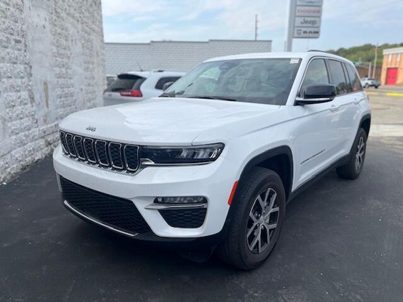 Used 2023 Jeep Grand Cherokee Image 1
