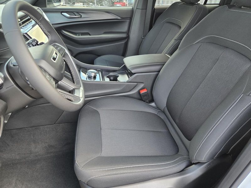 New 2026 Jeep Grand Cherokee Laredo 4x2