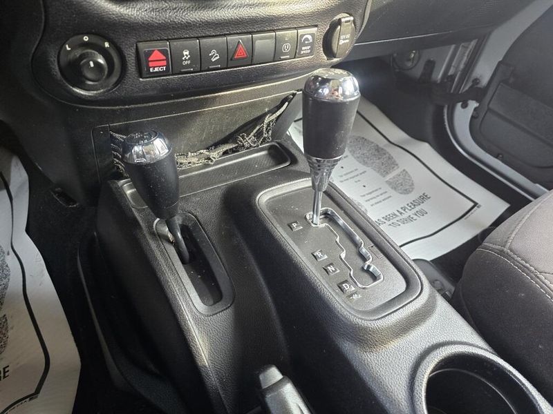 2014 Jeep Wrangler Unlimited Sahara photo 18