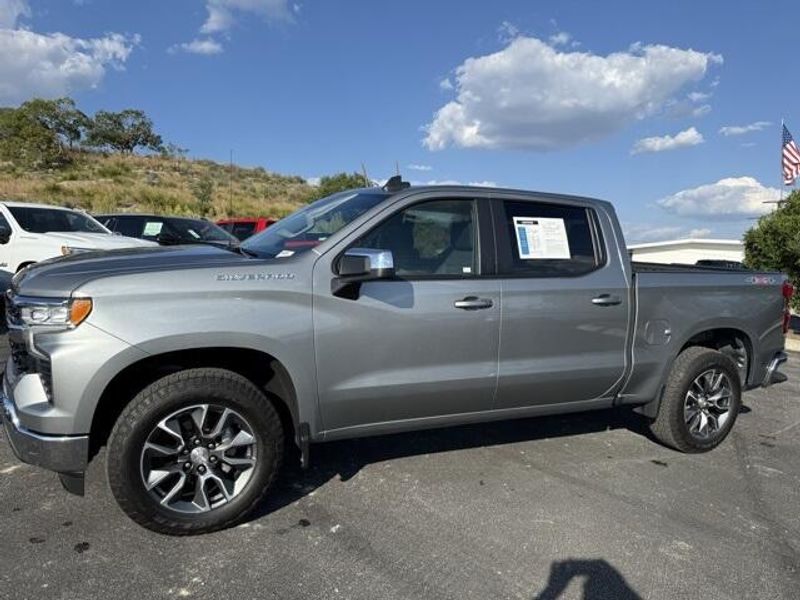 2023 Chevrolet Silverado 1500 LT photo 2