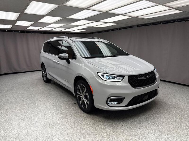 New 2026 Chrysler Pacifica Pinnacle AwdImage 4
