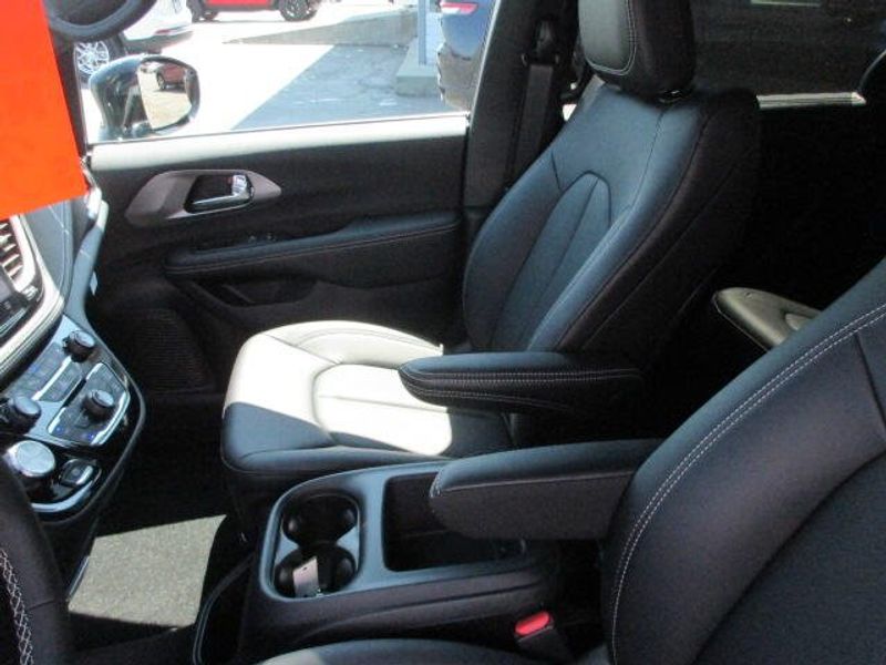 New 2025 Chrysler Pacifica SelectImage 20