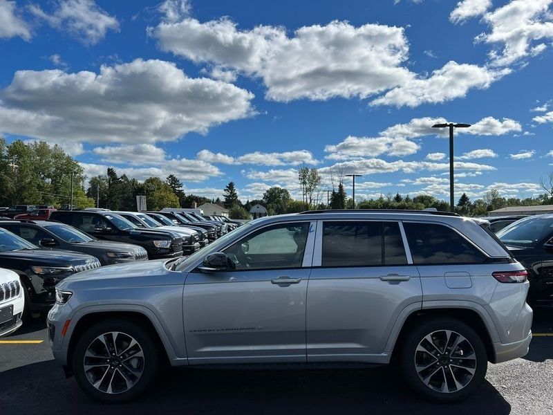 2023 Jeep Grand Cherokee Overland 4x4Image 4