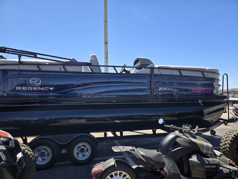 USED 2022 TRACKER REGENCY 230 DL3 Image 2