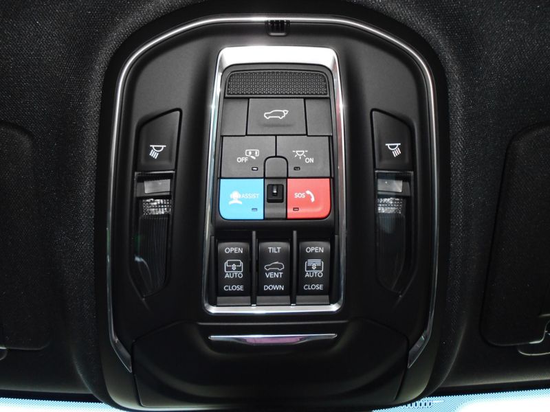 New 2025 Jeep Grand Cherokee Limited 4x4Image 17